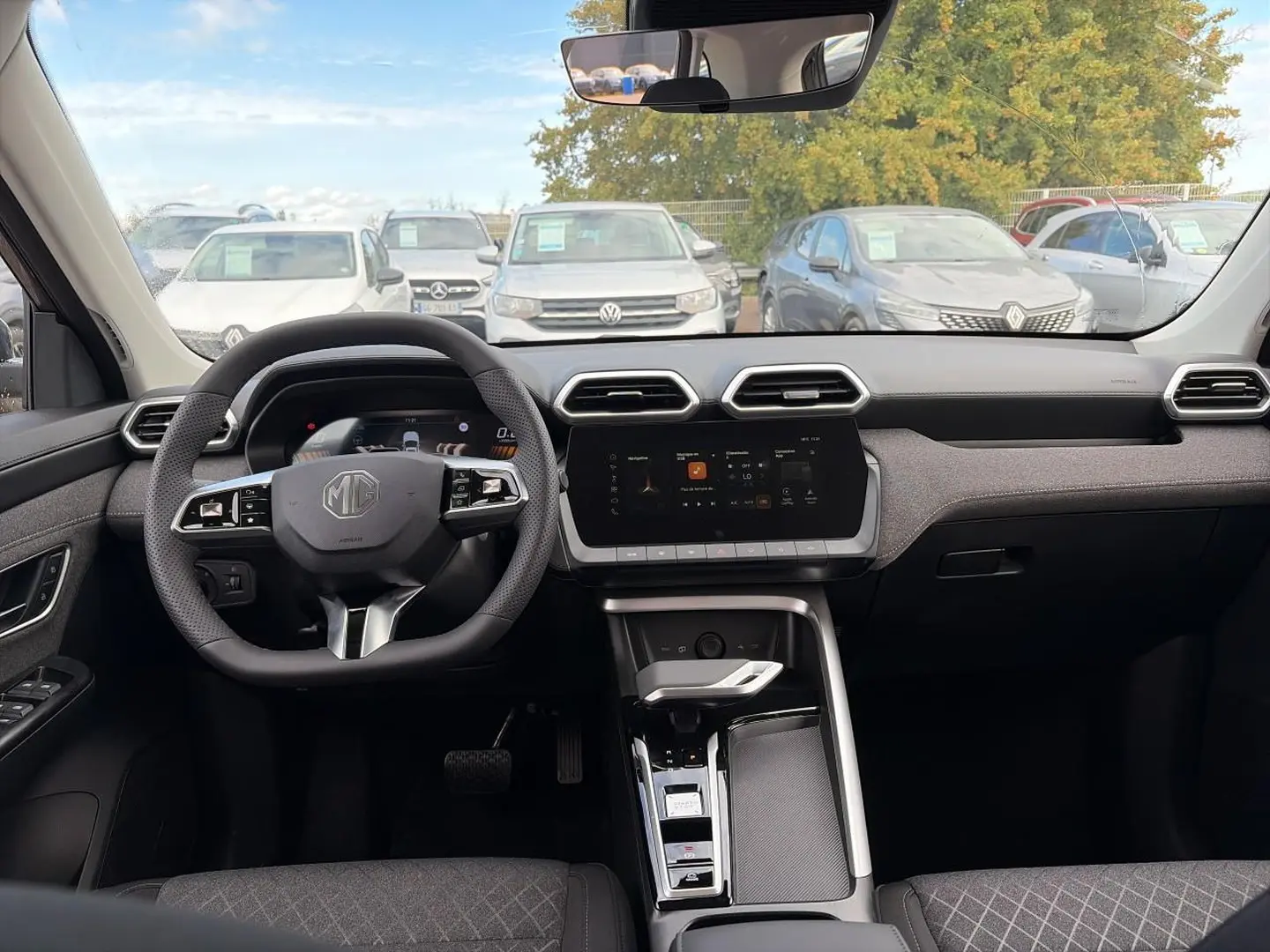 Vue intérieure frontale du tableau de bord du MG ZS Camden grey 2026 avec volant multifonction et écran tactile central.