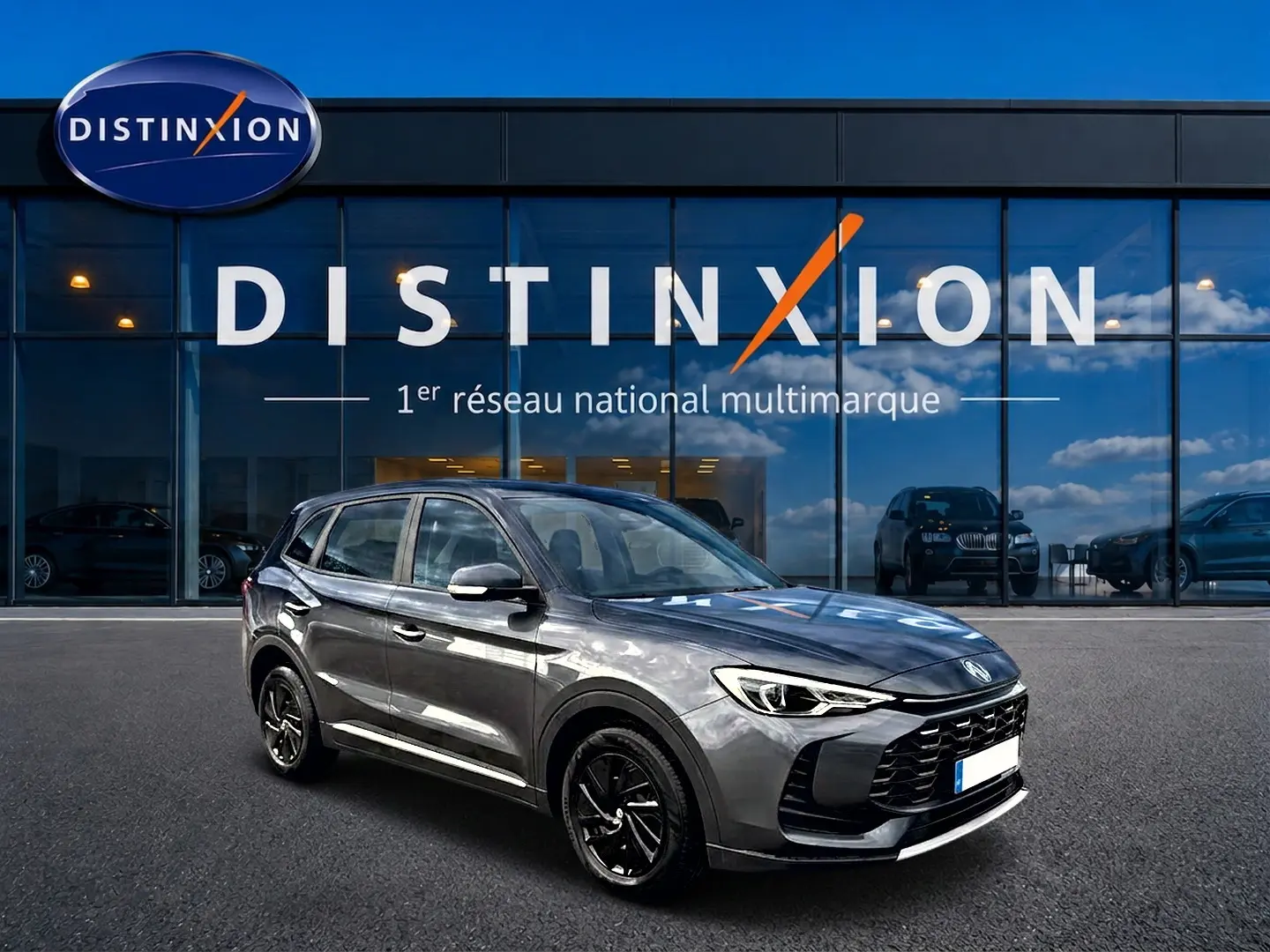 MG Motor ZS 1.5 hybrid 197 Camden grey en 3/4 avant droit, avec calandre imposante et jantes noires.