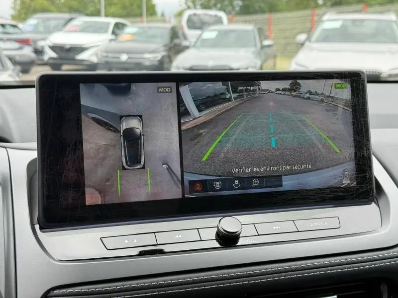 Écran tactile intérieur du Nissan Qashqai 2025 montrant la caméra de recul et la vue 360° en mode stationnement.
