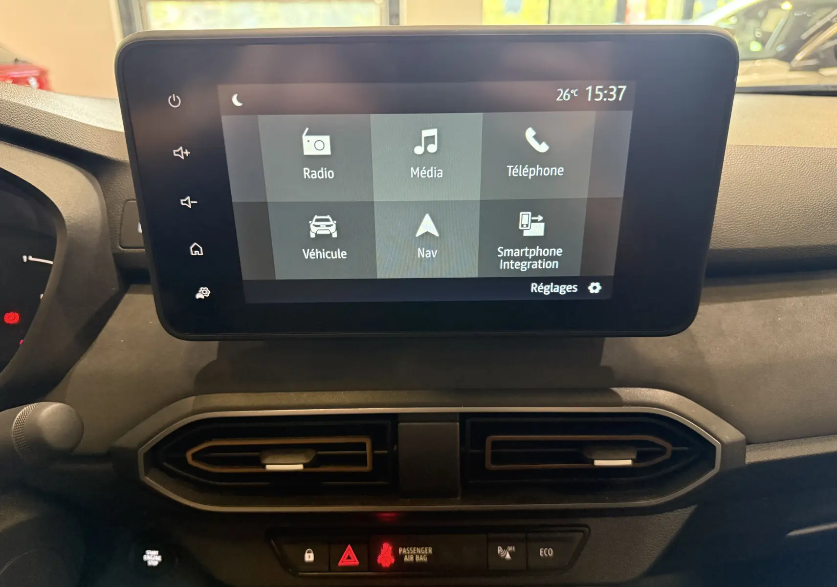 Écran tactile central du tableau de bord du Dacia Jogger Hybrid 140 Extreme, affichant menu multimédia et navigation.