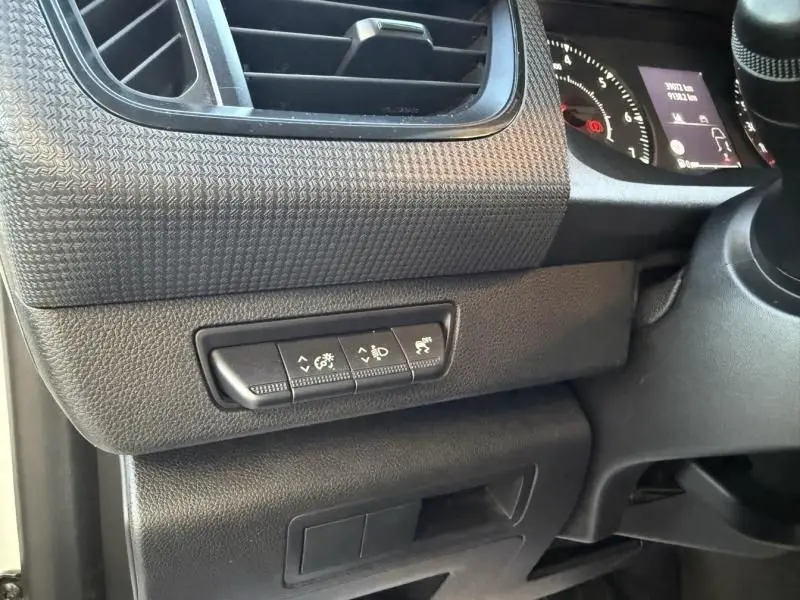 Détail intérieur côté gauche du tableau de bord du Renault Kangoo Van DCI 95cv 2022, avec commandes d’éclairage et ventilation.