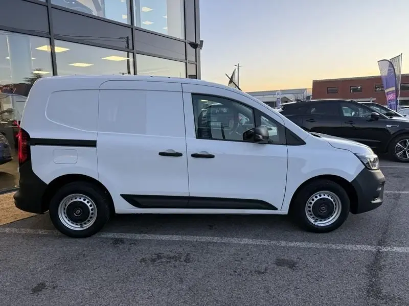 Renault Kangoo Van DCI blanc vu de profil côté droit, avec portes coulissantes et jantes acier noires.