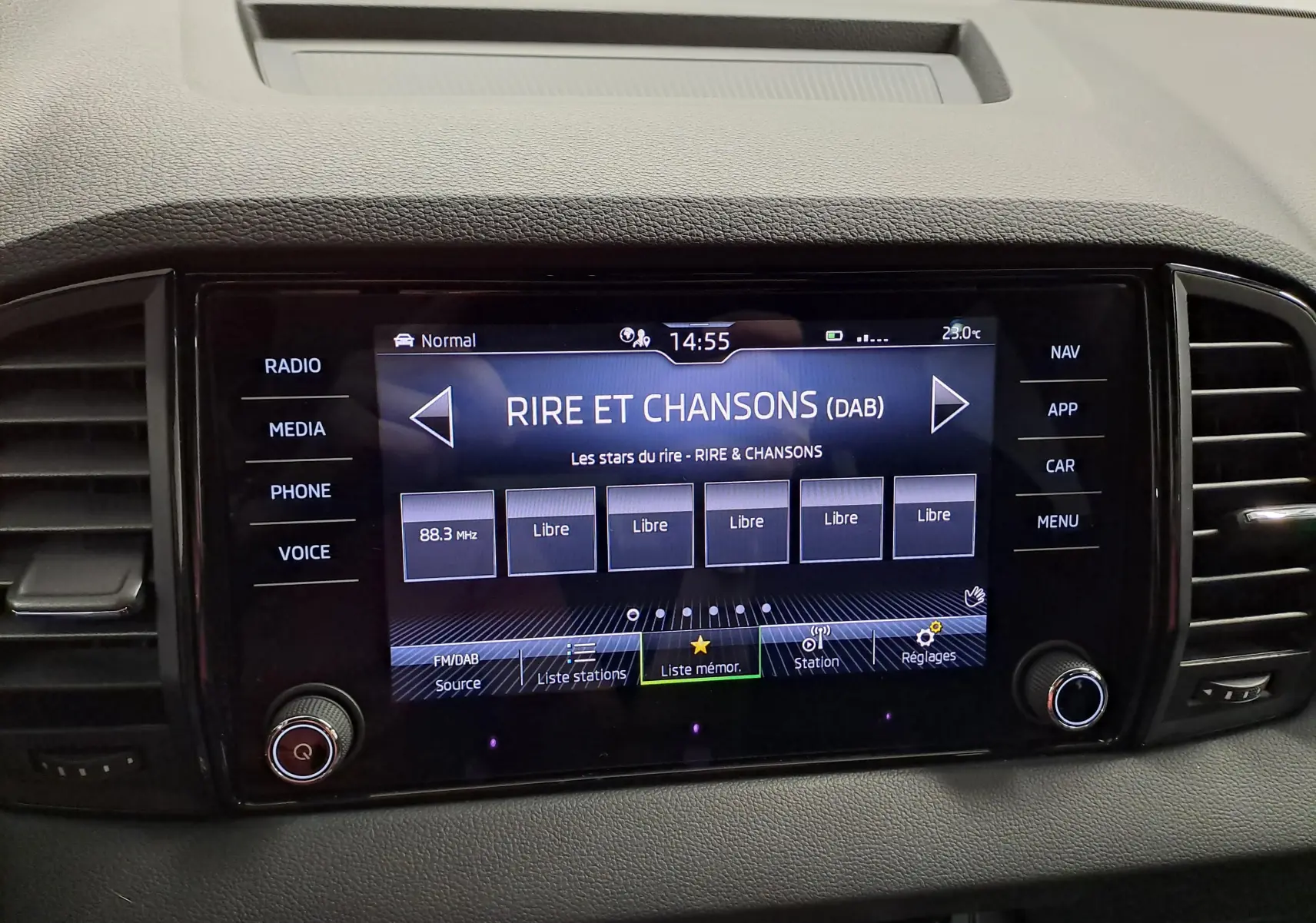 Écran tactile central du Skoda Karoq gris graphite 2025 affichant la radio DAB sur la station Rire et Chansons.