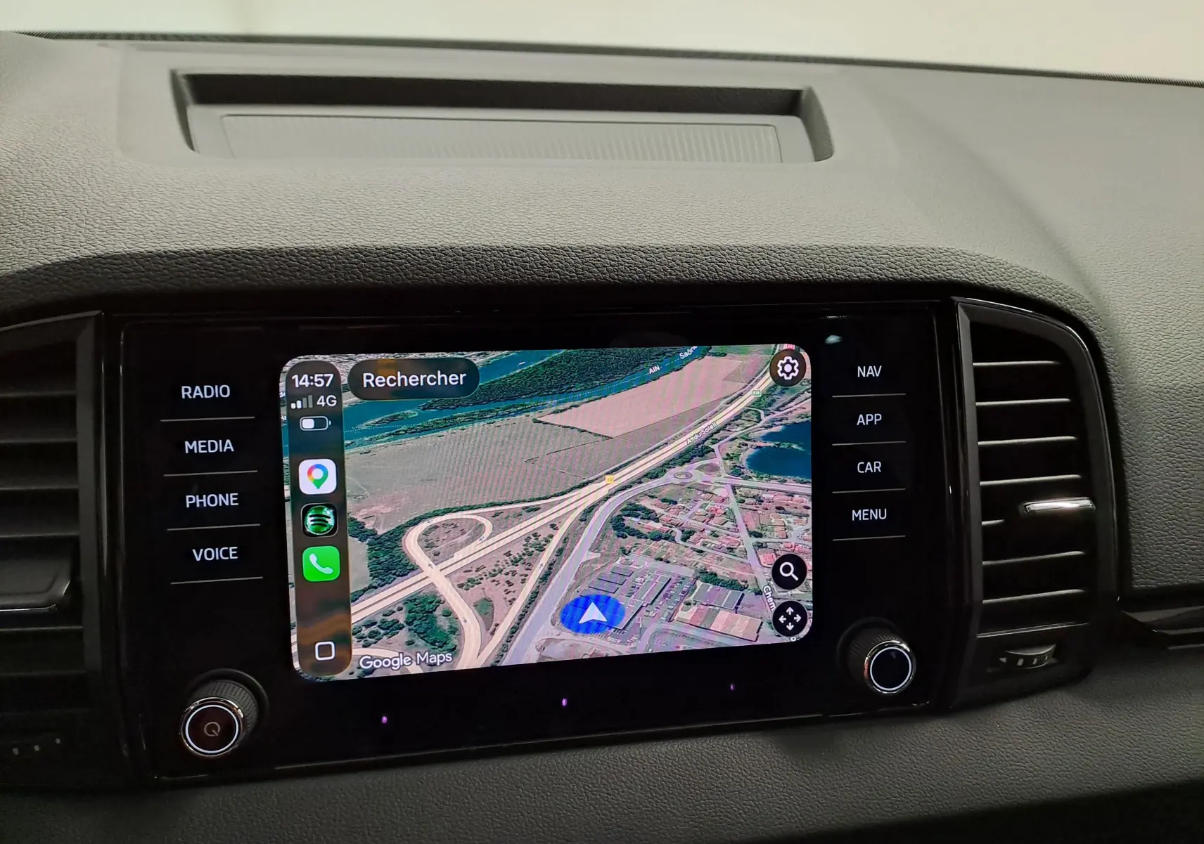 Écran tactile central du Skoda Karoq 2.0 TDI gris graphite, affichant la navigation GPS en vue satellite.