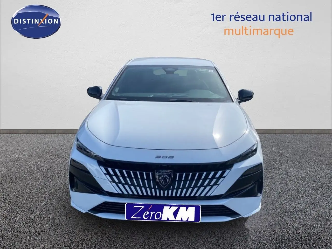Vue avant d'une Peugeot 308 Hybrid 145ch GT blanche Okenite Metal avec calandre distinctive et phares fins.