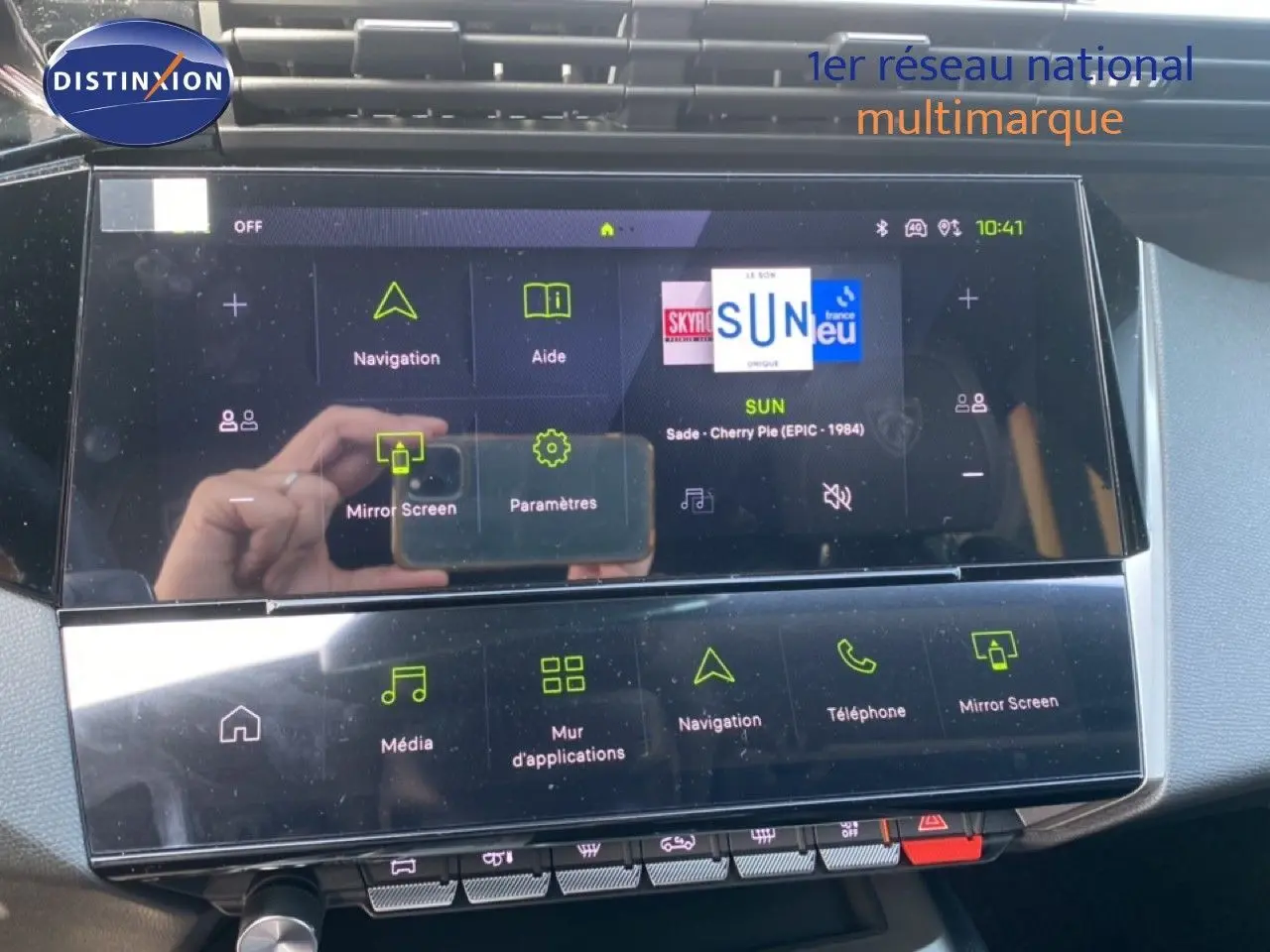 Écran tactile central de la Peugeot 308 Hybrid blanche, affichant le menu de navigation et multimédia.