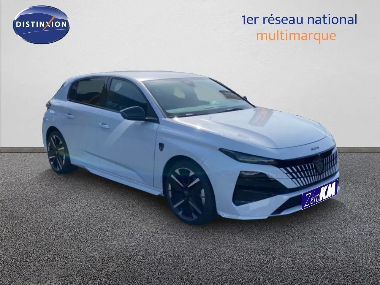Peugeot 308 Hybrid blanc Okenite métal en 3/4 avant droit, avec calandre distinctive et jantes noires.