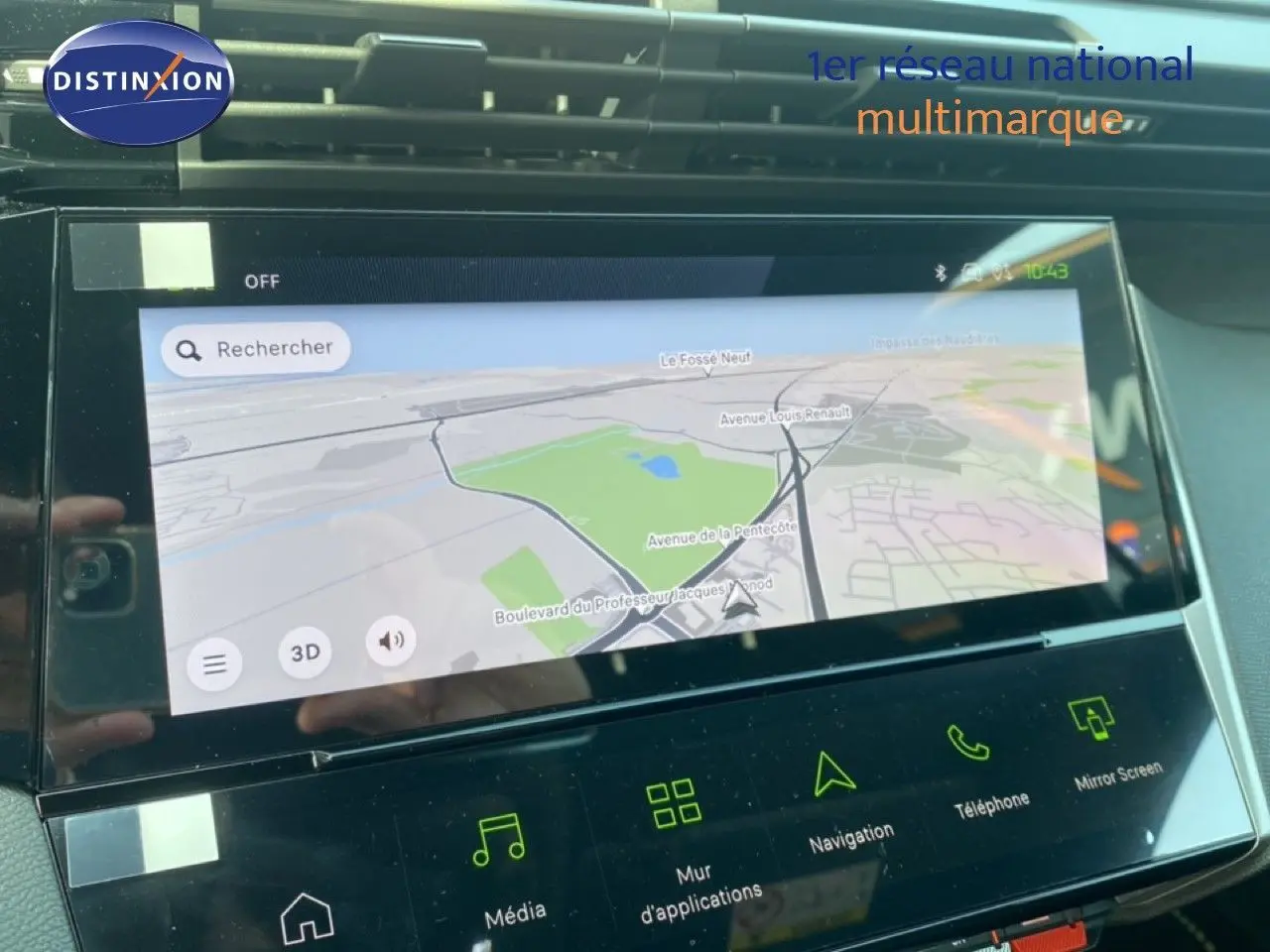 Écran tactile central montrant la navigation GPS dans une Peugeot 308 Hybrid blanche, vue intérieure avant.