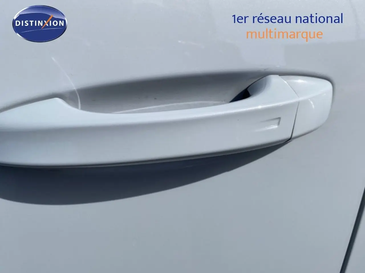 Poignée de porte blanche sur Peugeot 308 Hybrid 145ch GT 2026, vue rapprochée côté gauche.