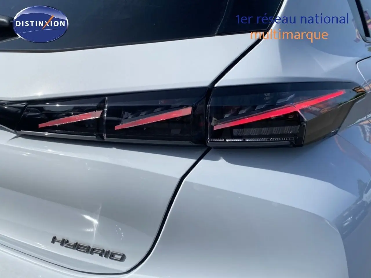 Gros plan sur le feu arrière droit et la partie blanche okenite métal d'une Peugeot 308 Hybrid 145ch GT 2026.