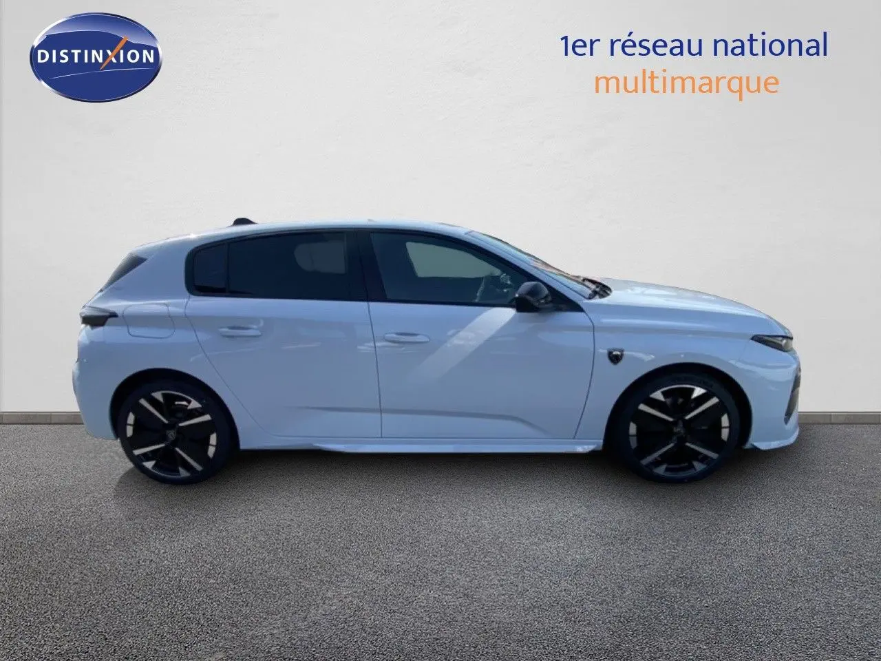 Peugeot 308 Hybrid 145ch GT en blanc Okenite métal, vue profil côté gauche avec jantes noires distinctives.