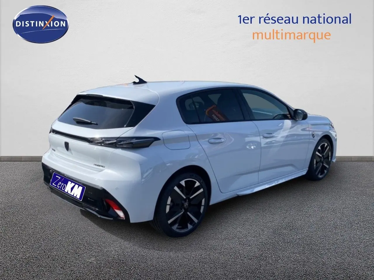 Peugeot 308 Hybrid blanc Okenite métal vue 3/4 arrière droit, jantes noires et vitres teintées.