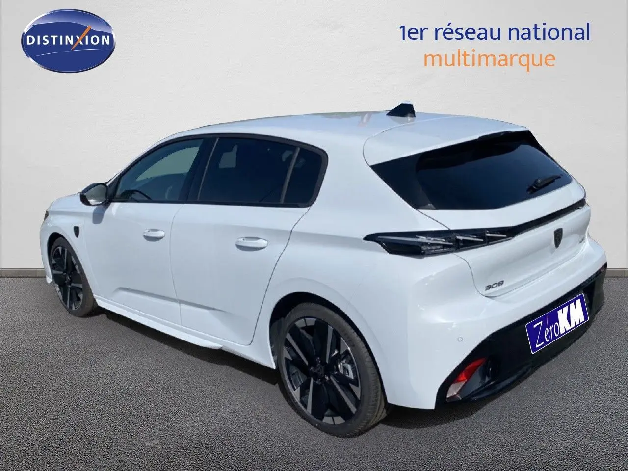 Vue 3/4 arrière droite d'une Peugeot 308 Hybrid blanche Okenite avec jantes noires et vitres teintées.
