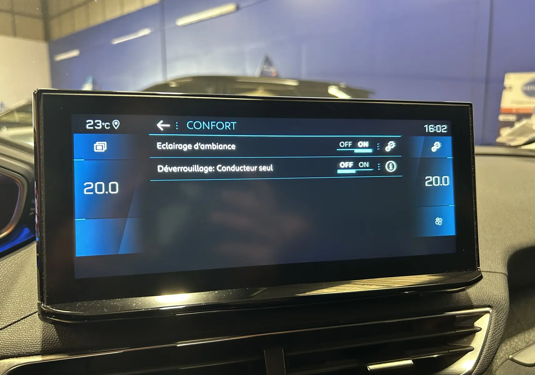 Écran tactile central du Peugeot 3008 II Ph.2 affichant les réglages de confort avec température à 20°C.