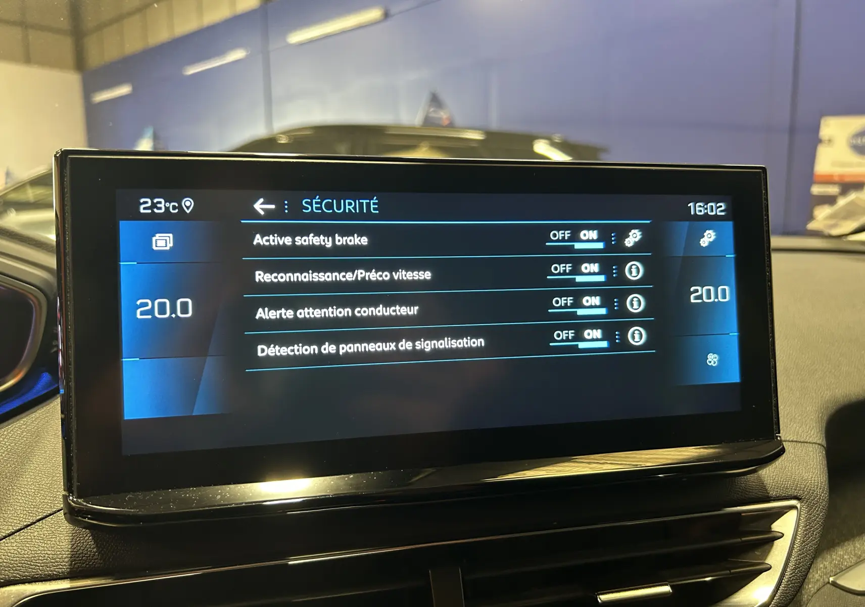 Écran tactile central du Peugeot 3008 II Ph.2 affichant le menu sécurité avec plusieurs options activées.