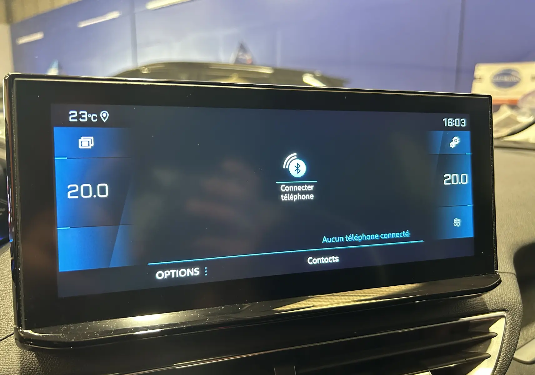 Écran tactile central du Peugeot 3008 II Ph.2 affichant la connexion Bluetooth et la température à 20°C.