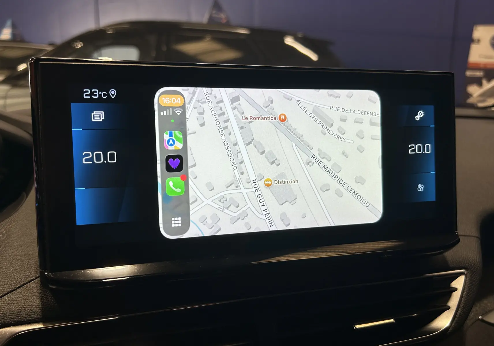 Écran tactile du tableau de bord du Peugeot 3008 II Ph.2, affichant la navigation GPS et la température à 20°C.
