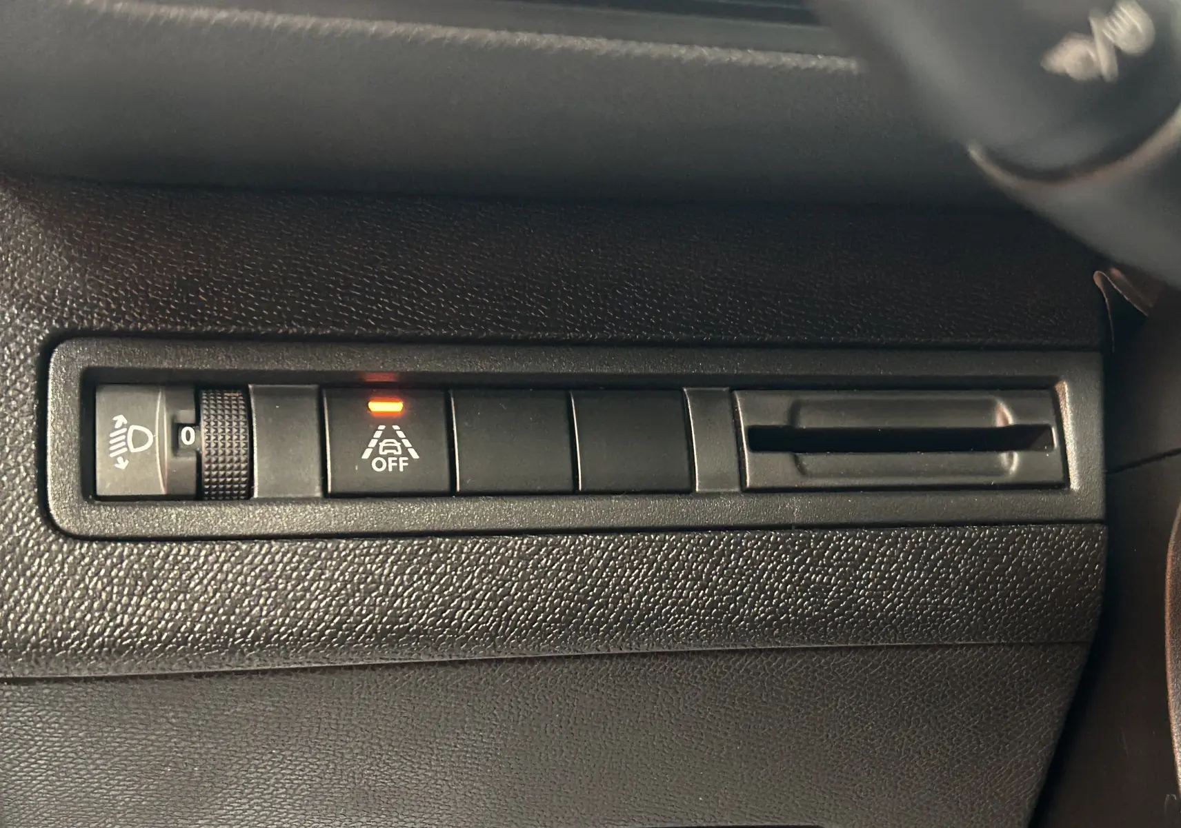 Détail du tableau de bord du Peugeot 3008 II Ph.2, bouton de désactivation de l'alerte de franchissement de ligne allumé.