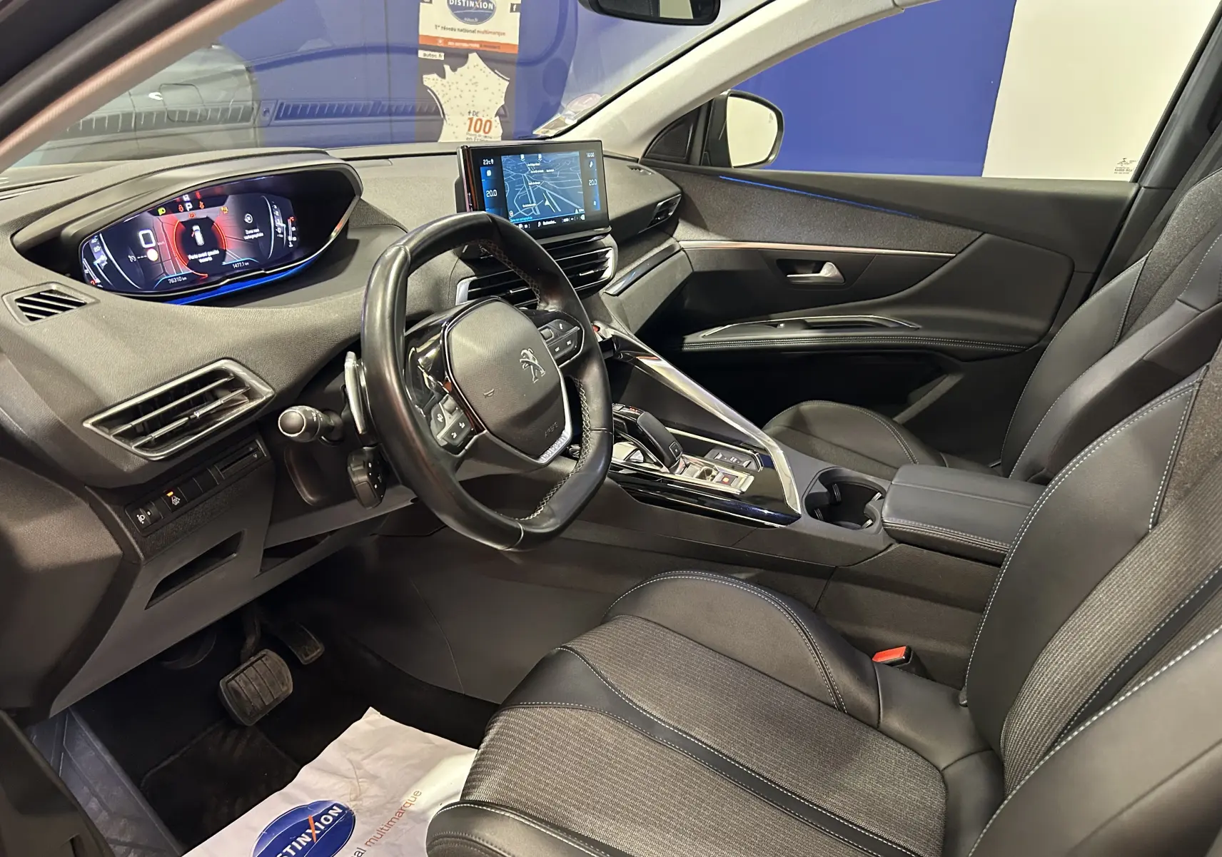 Vue intérieure côté conducteur du Peugeot 3008 gris Platinium, avec tableau de bord numérique et écran GPS central.