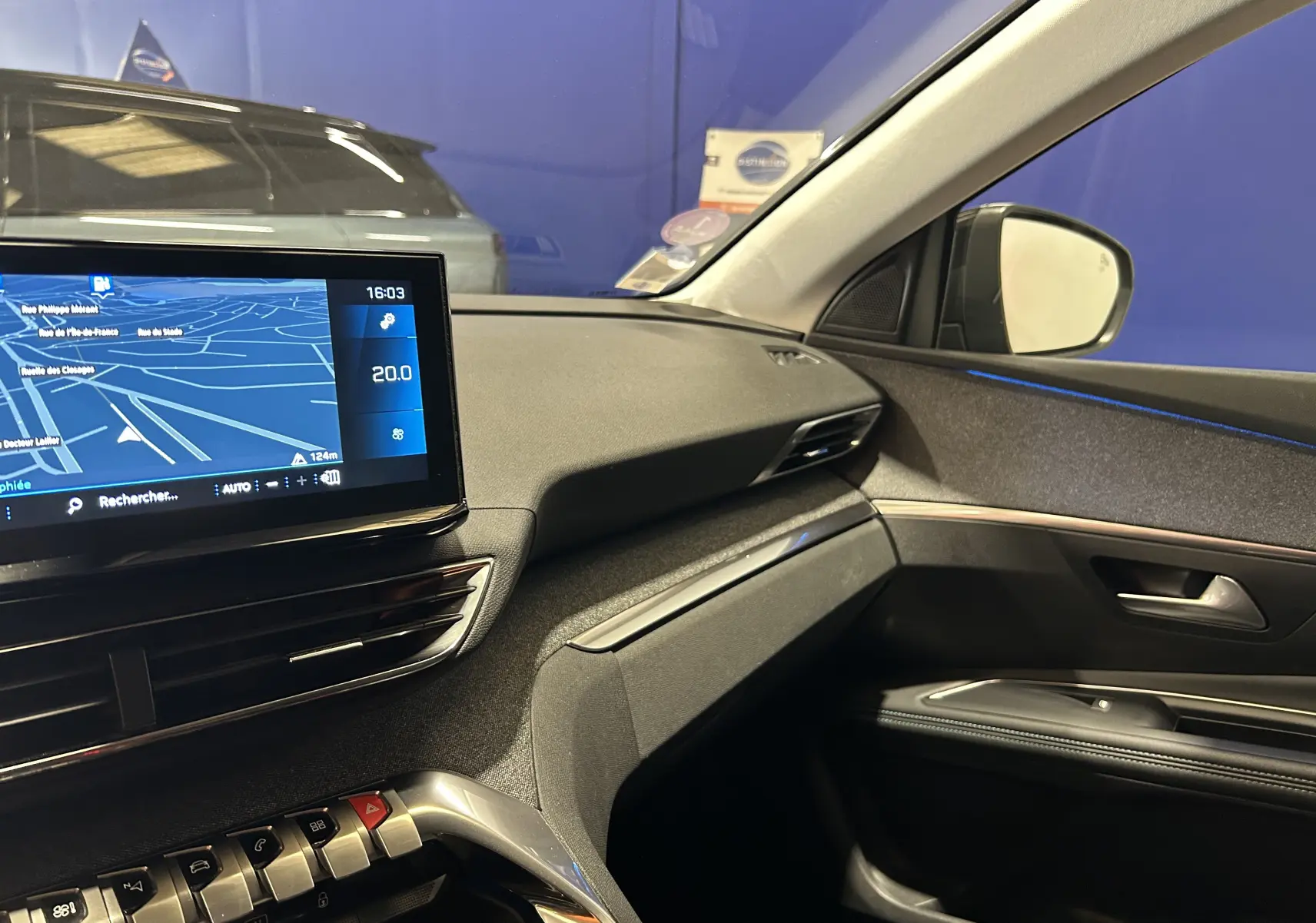 Vue intérieure côté passager du tableau de bord et écran tactile du Peugeot 3008 gris Platinium avec détails modernes et finition soignée.
