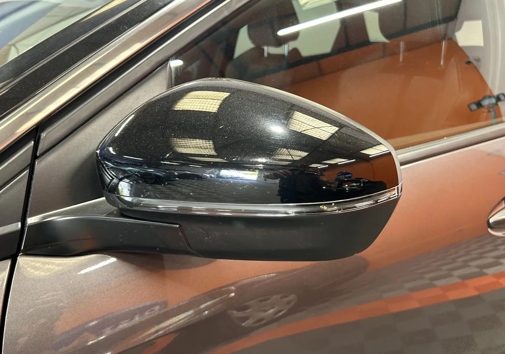 Rétroviseur côté gauche noir brillant sur Peugeot 3008 gris Platinium, vue rapprochée sur la portière avant.