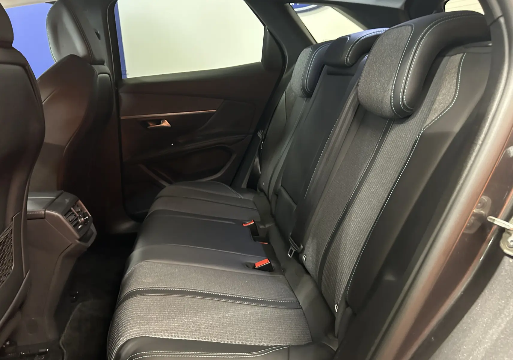 Vue intérieure côté droit des sièges arrière en tissu et cuir noir du Peugeot 3008 II Ph.2 Gris Platinium.