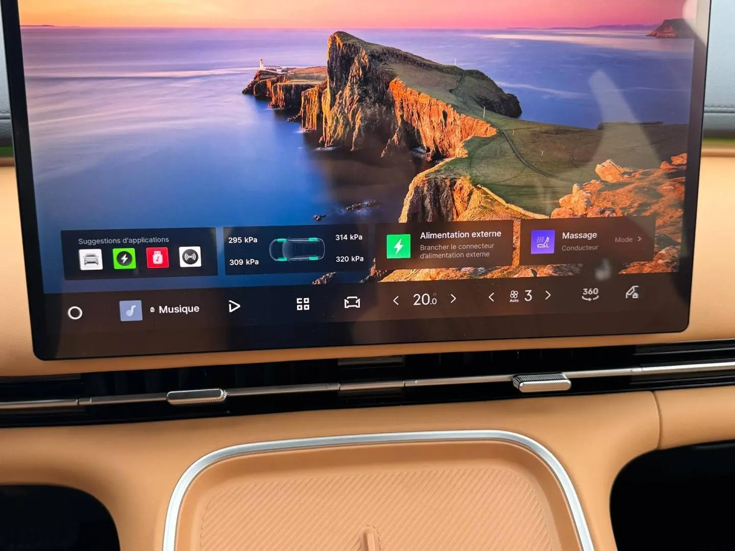Vue rapprochée de l'écran tactile central et de la console beige du Geely STARRAY 1.5 EM-i 262ch Max+ 2026.
