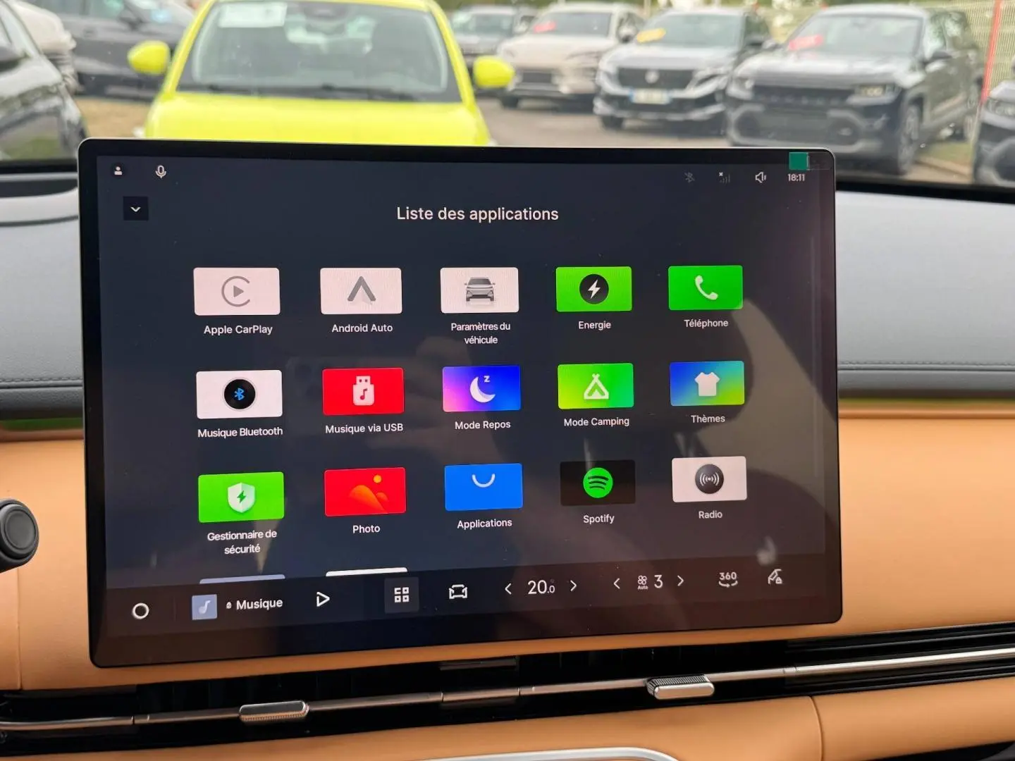 Écran tactile central du tableau de bord beige d’un GEELY STARRAY 1.5 EM-i 262ch Max+ avec interface applications affichée.