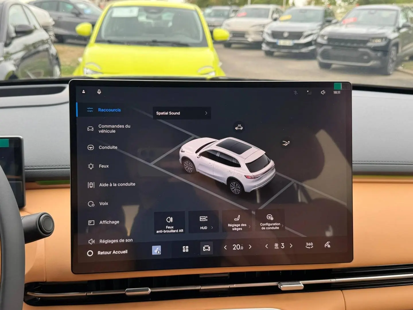 Écran tactile intérieur montrant l'interface du GEELY STARRAY 1.5 EM-i 262ch Max+ en vue 3D du véhicule blanc.