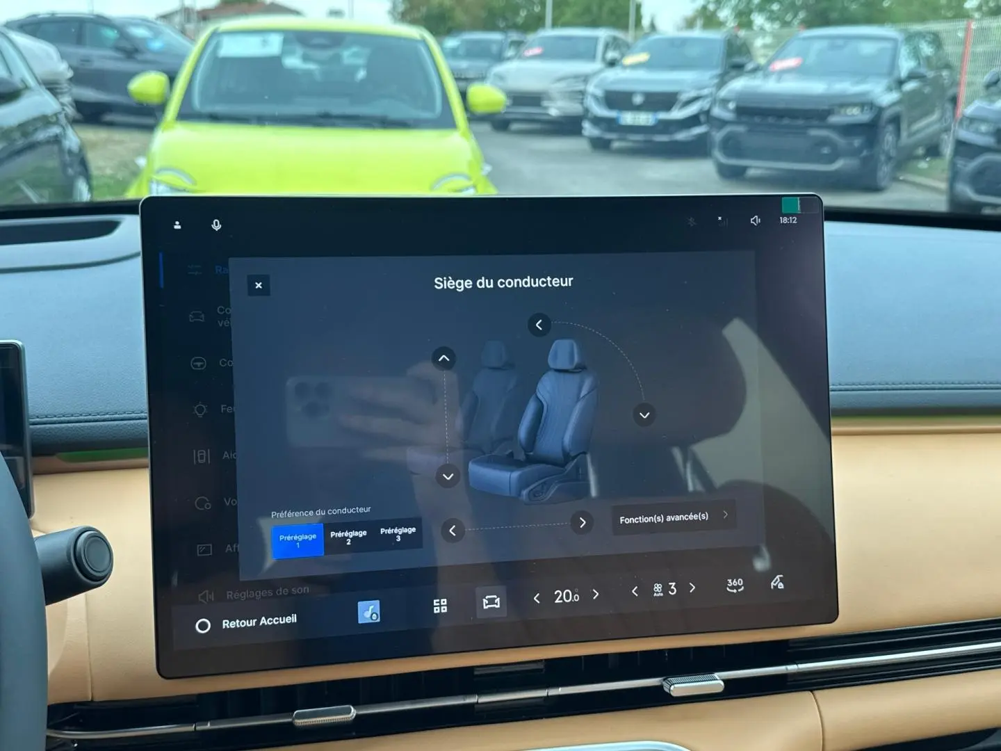Écran tactile intérieur du Geely STARRAY 2026 montrant les réglages du siège conducteur, vue avant avec tableau de bord beige.