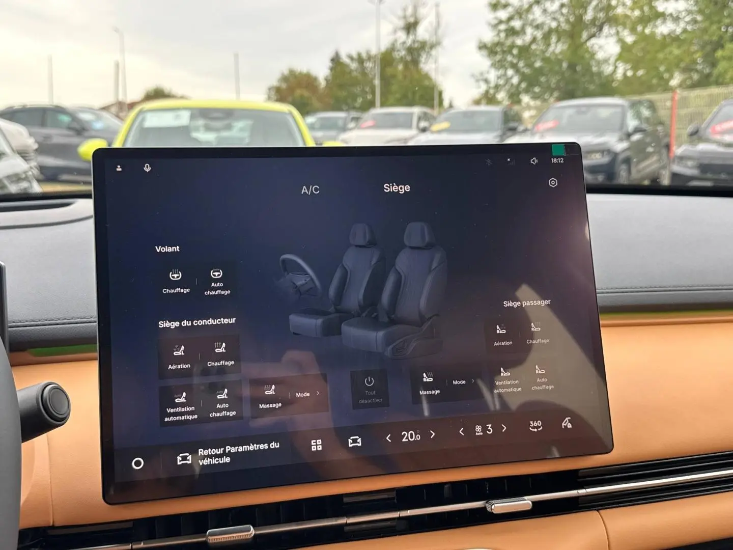 Écran tactile intérieur du Geely STARRAY 1.5 EM-i 262ch Max+ affichant les réglages des sièges, avec tableau de bord beige visible.