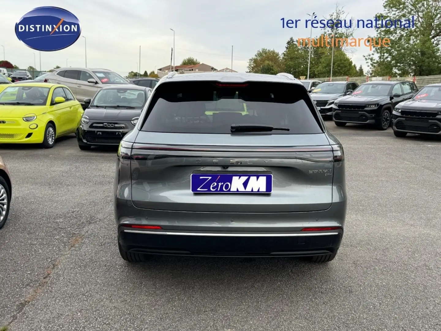 Vue arrière d'un Geely STARRAY 1.5 EM-i 262ch Max+ gris Volcanic Grey Metallic avec feux arrière LED allongés.