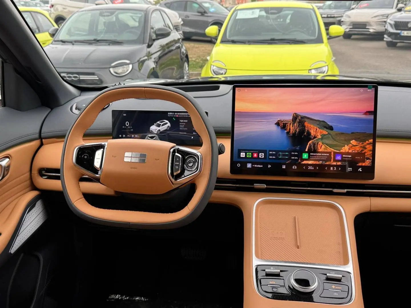 Vue intérieure frontale du tableau de bord et volant cuir marron clair du Geely STARRAY 1.5 EM-i 262ch Max+ 2026.