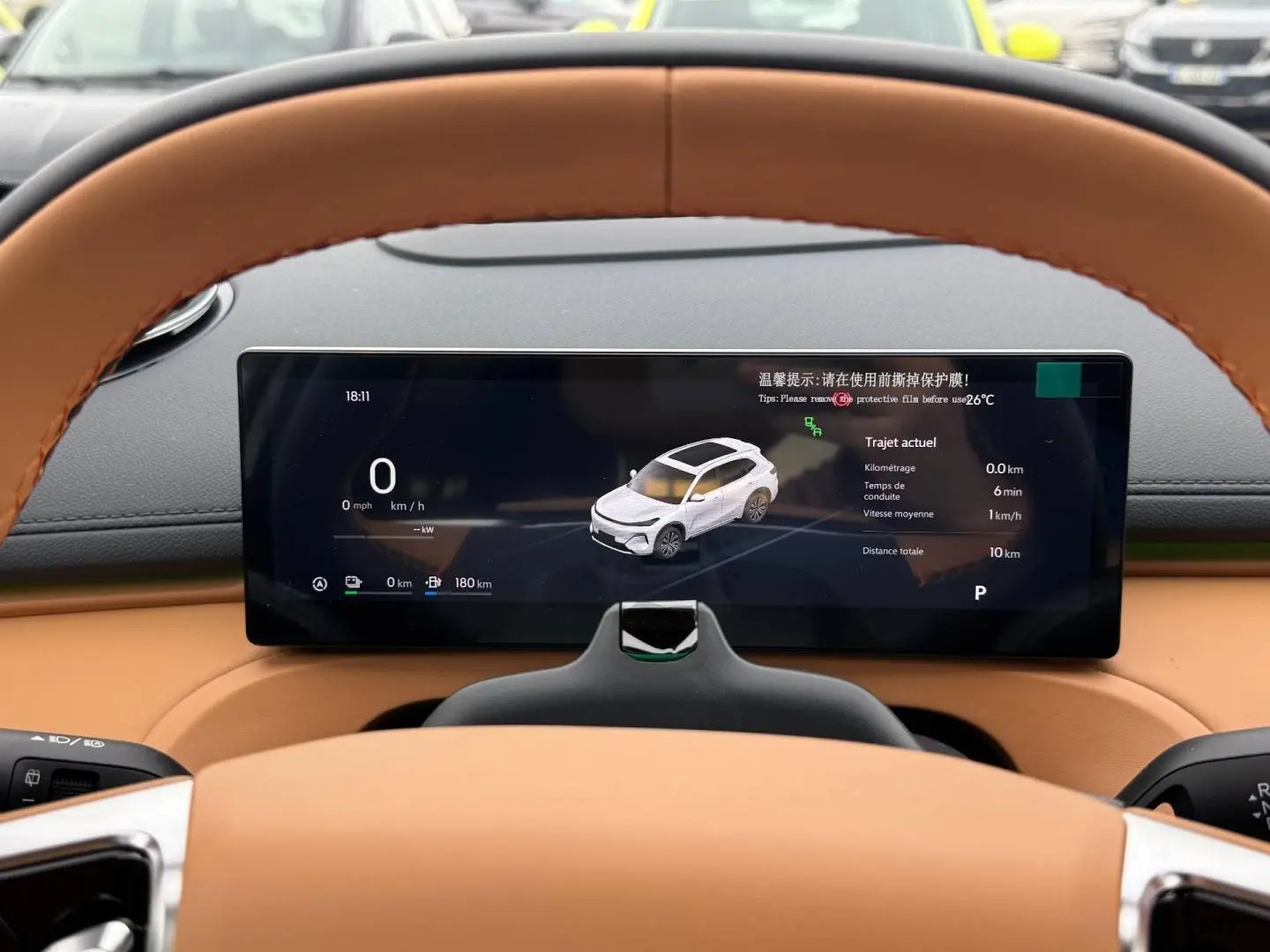 Tableau de bord numérique du Geely STARRAY 1.5 EM-i 262ch Max+ avec volant cuir marron vue de face.