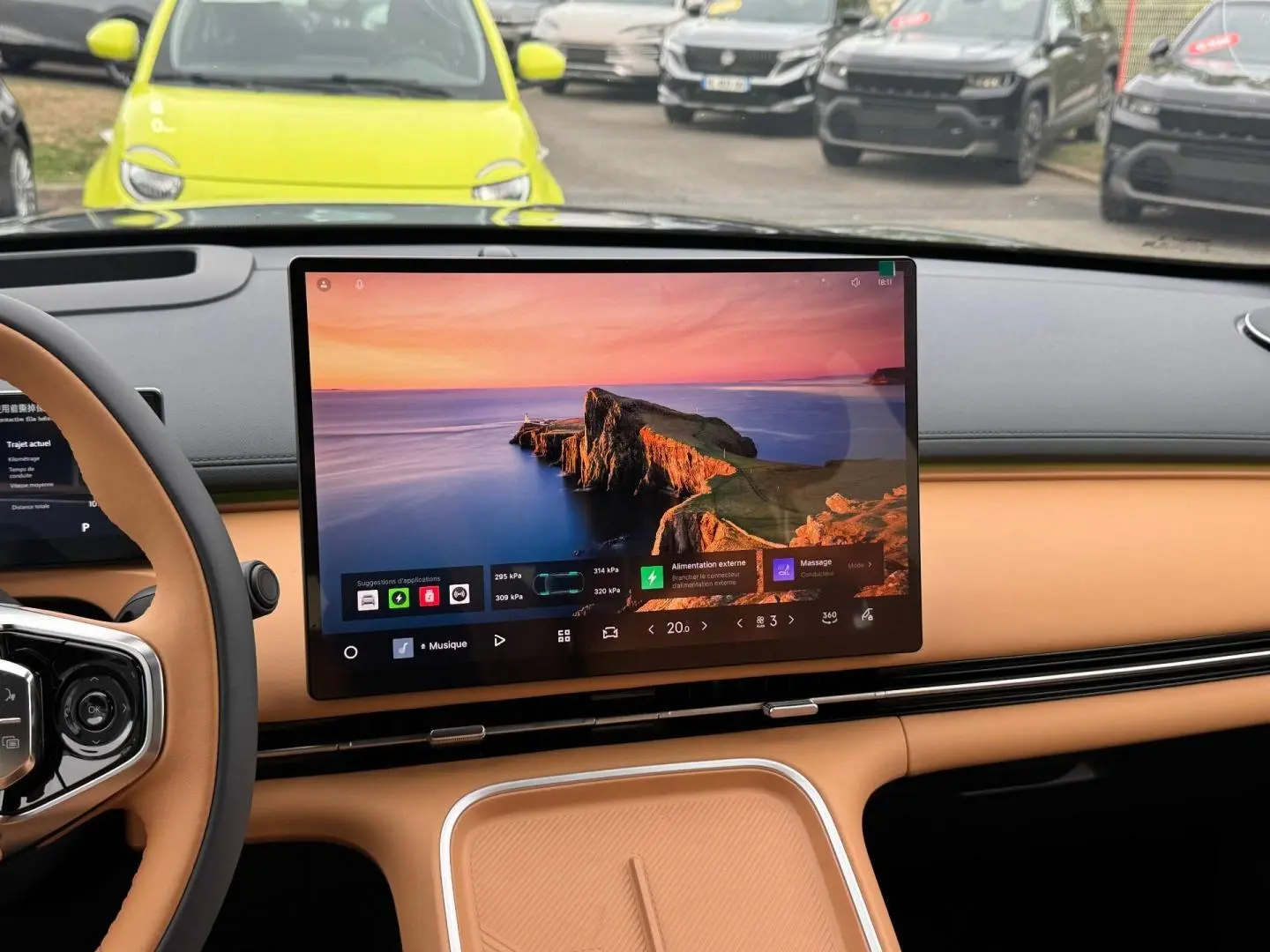 Intérieur GEELY STARRAY 1.5 EM-i 262ch Max+ vue tableau de bord avec écran tactile central et sellerie beige.