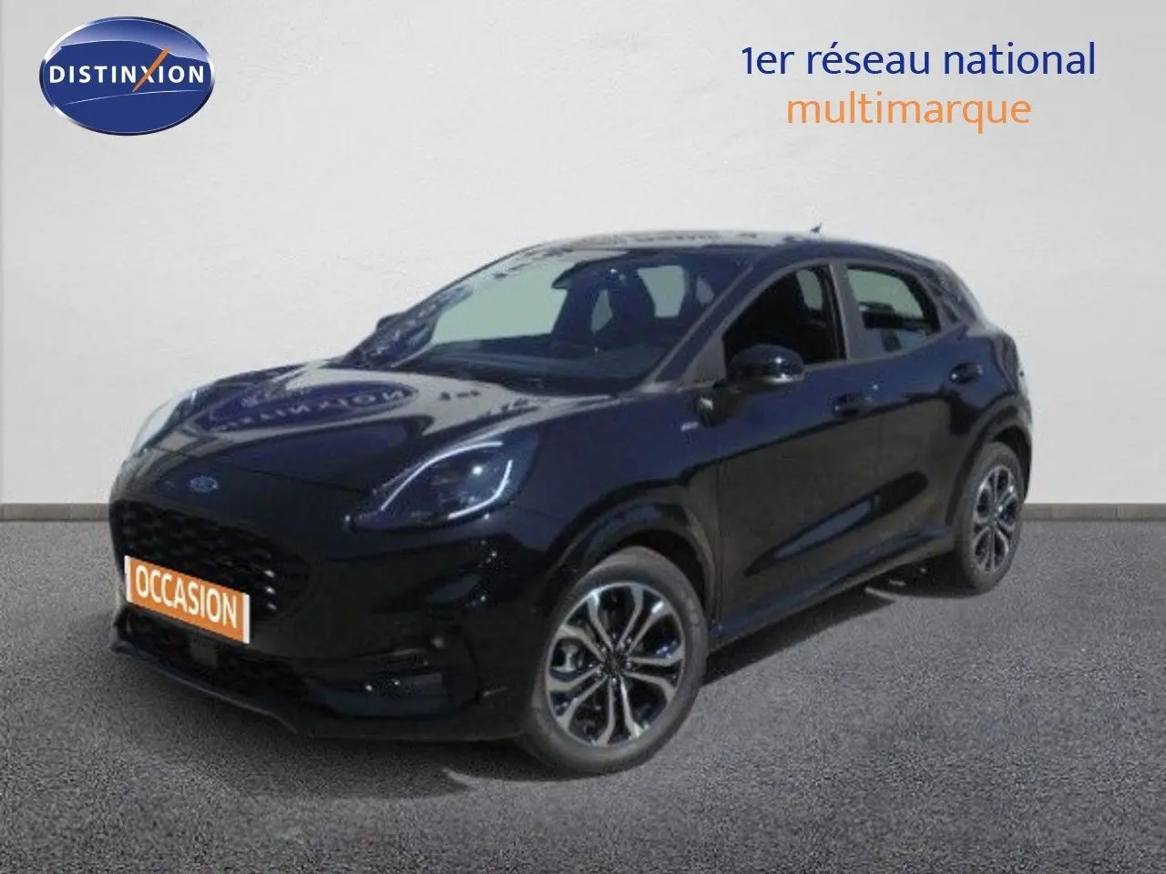 Ford Puma noir agate métal en vue 3/4 avant droit, mettant en valeur ses jantes alliage et ses phares LED.