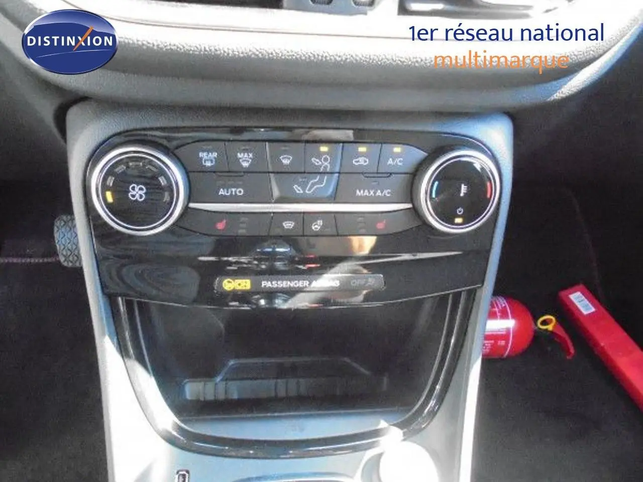 Gros plan sur la console centrale noire du Ford Puma 2022, mettant en valeur les commandes de climatisation et ventilation.