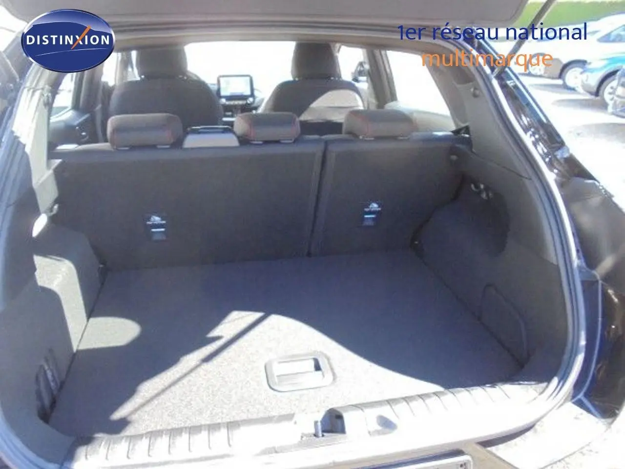 Coffre ouvert vu de l'arrière d'un Ford Puma noir Agate Metal 2022, montrant l'espace de chargement et les sièges arrière.