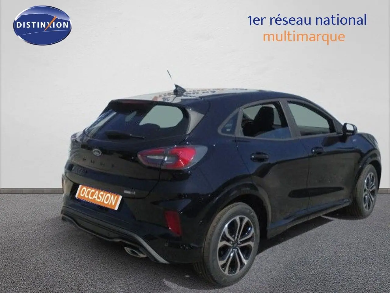 Vue 3/4 arrière droite d'un Ford Puma noir Agate Metal 2022 avec jantes alliage et feux arrière LED.