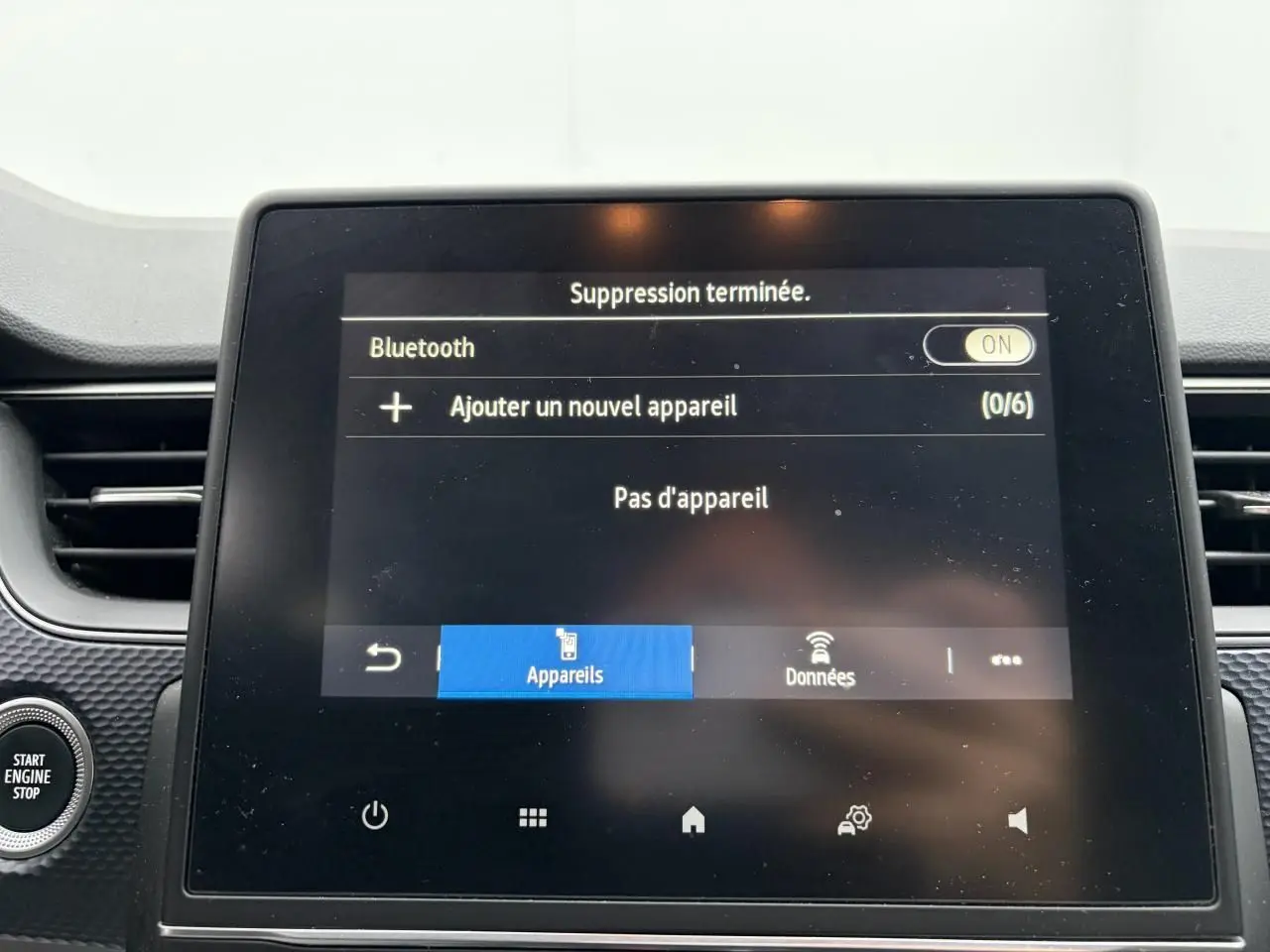 Vue rapprochée de l'écran tactile central du Renault Arkana 2025, affichant le menu Bluetooth, intérieur noir.