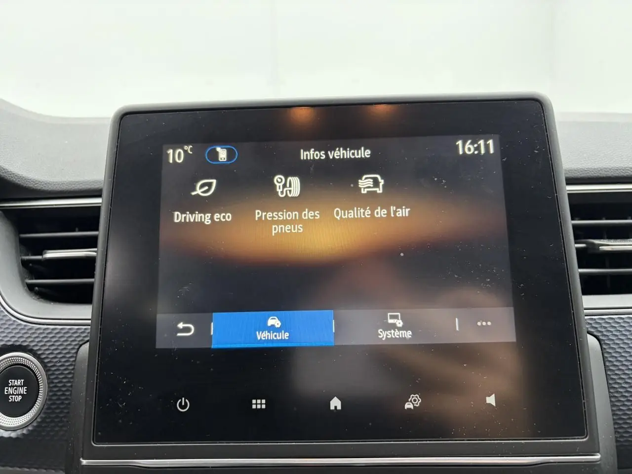 Gros plan sur l’écran tactile central du Renault Arkana 2025 affichant les infos véhicule, intérieur noir.