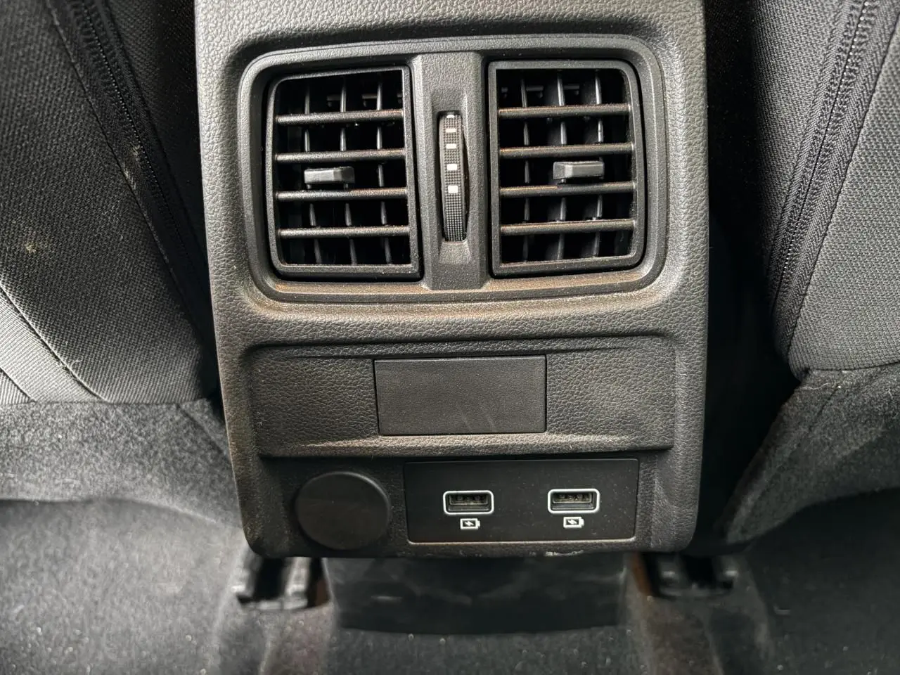 Vue rapprochée des aérateurs arrière et des deux ports USB du Renault Arkana 2025, intérieur noir.