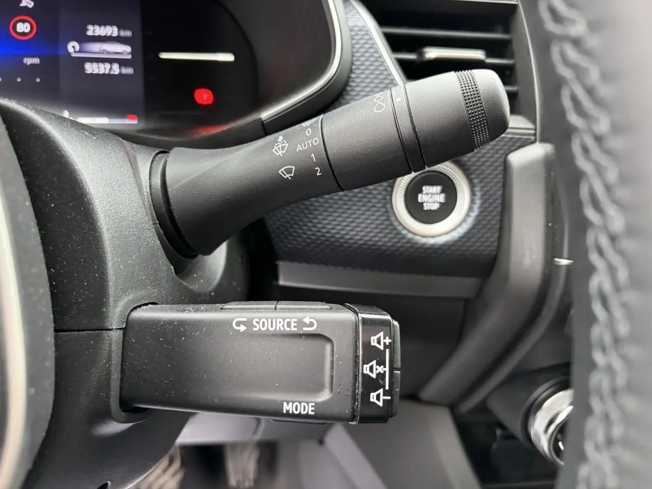 Gros plan sur la commande multimédia et la manette d’essuie-glace du tableau de bord du Renault Arkana 2025.