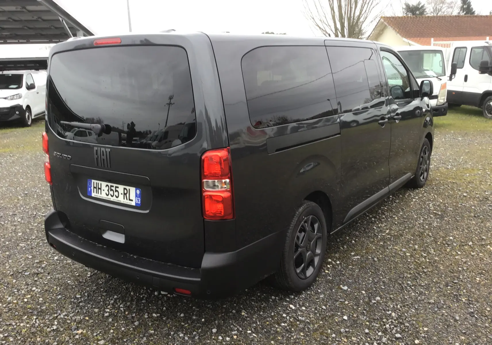 Vue 3/4 arrière droite d’un FIAT Scudo Combi gris titane avec vitres latérales surteintées et hayon arrière fermé.