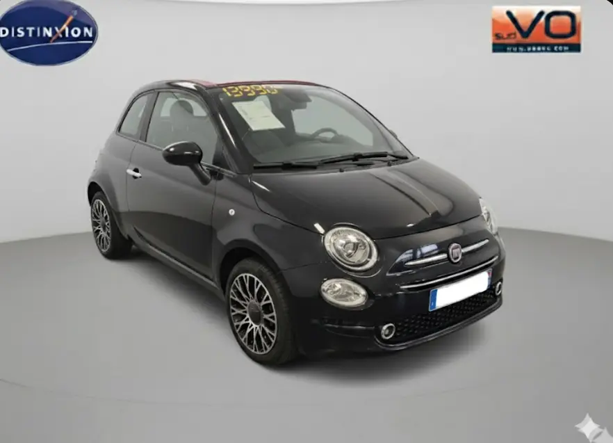 Vue 3/4 avant d'une FIAT 500C noire 2024 avec jantes alliage et phares ronds distinctifs.