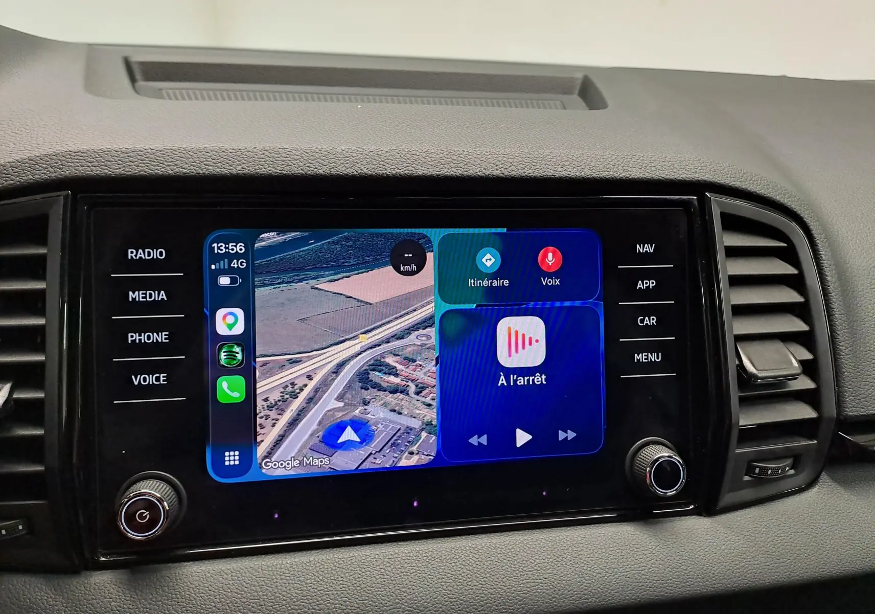 Écran tactile central du Skoda Karoq 2025 affichant la navigation Google Maps et commandes multimédia, entouré de boutons noirs.