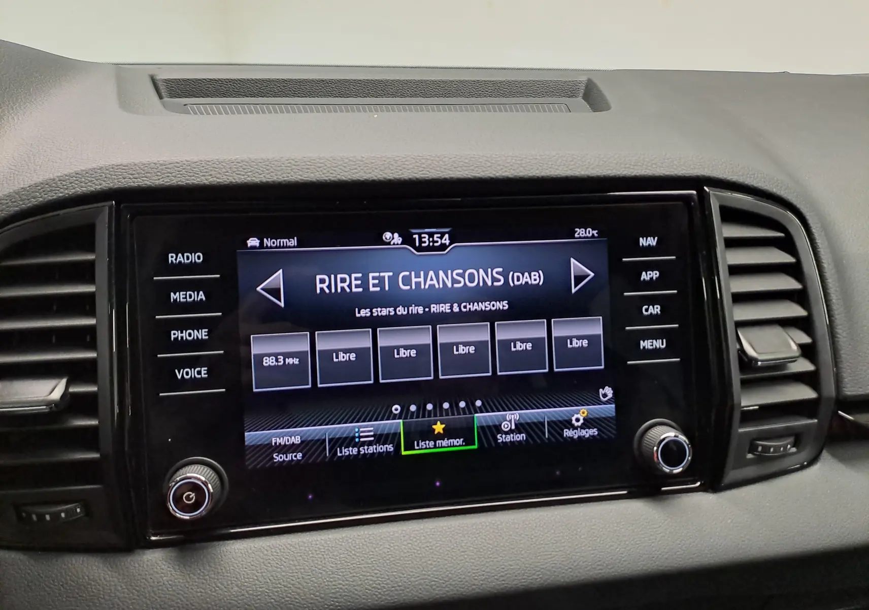 Écran tactile central du tableau de bord du Skoda Karoq 2.0 TDI 150 DSG7 Sportline affichant la radio numérique.