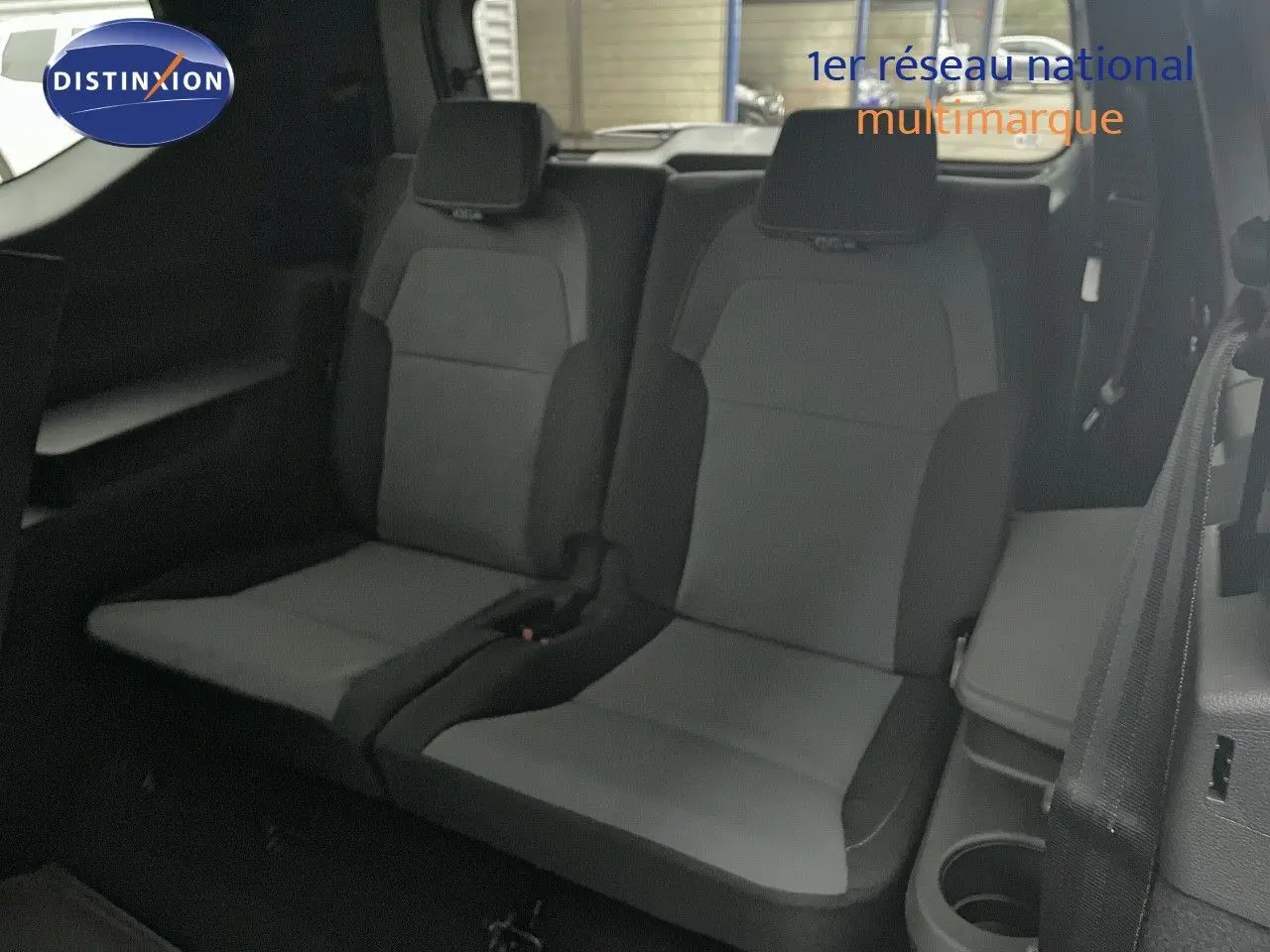Vue intérieure sur les sièges arrière en tissu gris du Dacia Jogger 2026, version 7 places, sans visibilité extérieure.