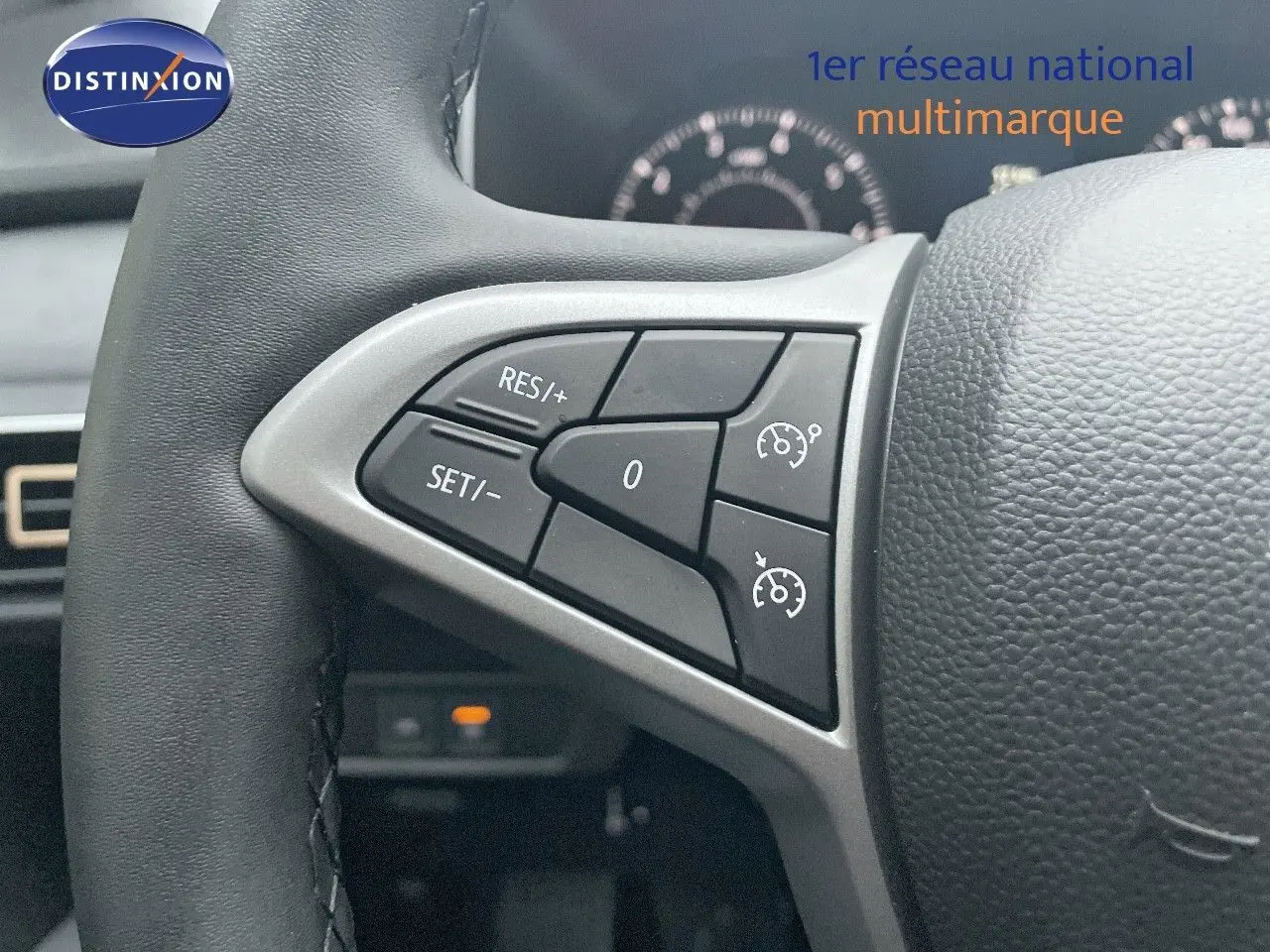 Gros plan sur les commandes de régulateur de vitesse au volant d’un Dacia Jogger gris schiste métal, intérieur noir.