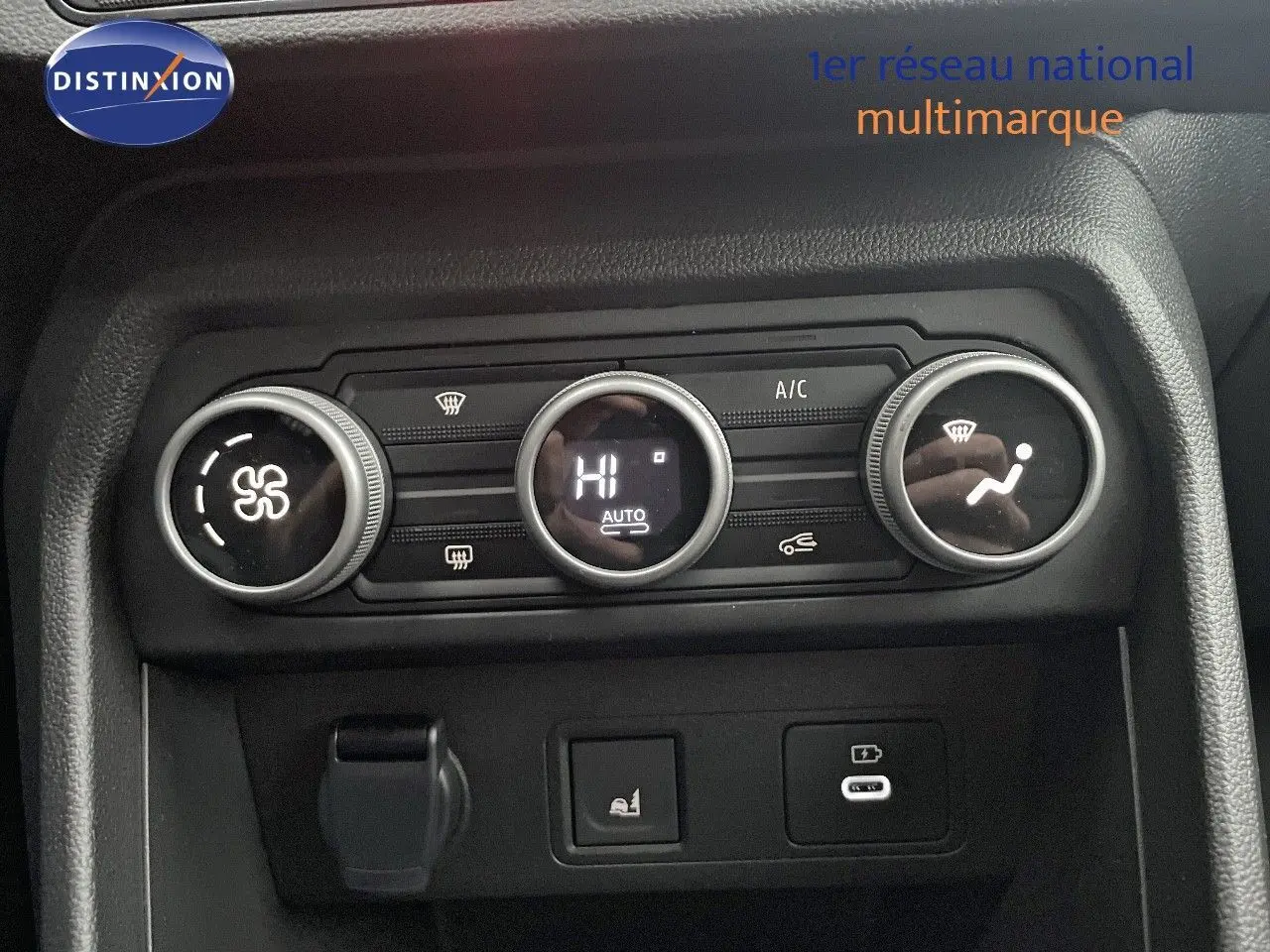 Vue rapprochée sur la console centrale de la Dacia Jogger 2026, montrant les commandes de climatisation et prises USB.